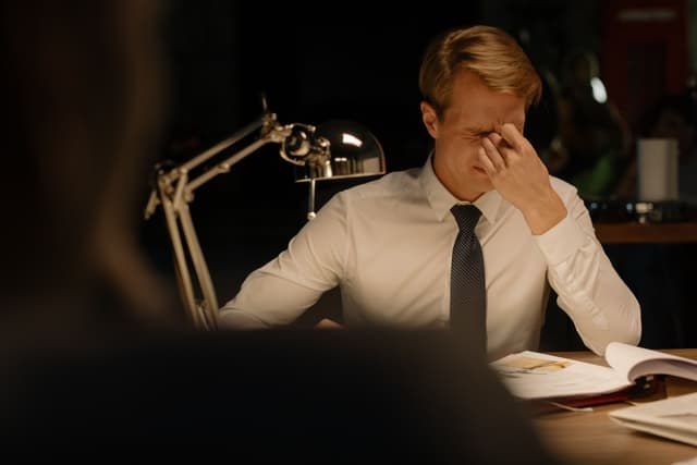 Professionista stressato alla scrivania