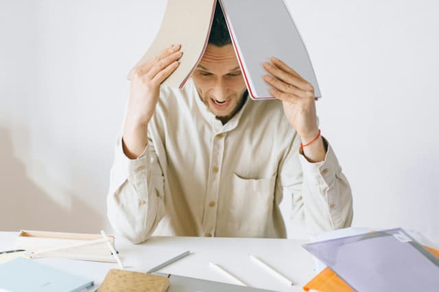 Uomo sopraffatto dal lavoro