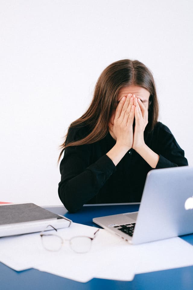 Donna sopraffatta dallo stress al lavoro